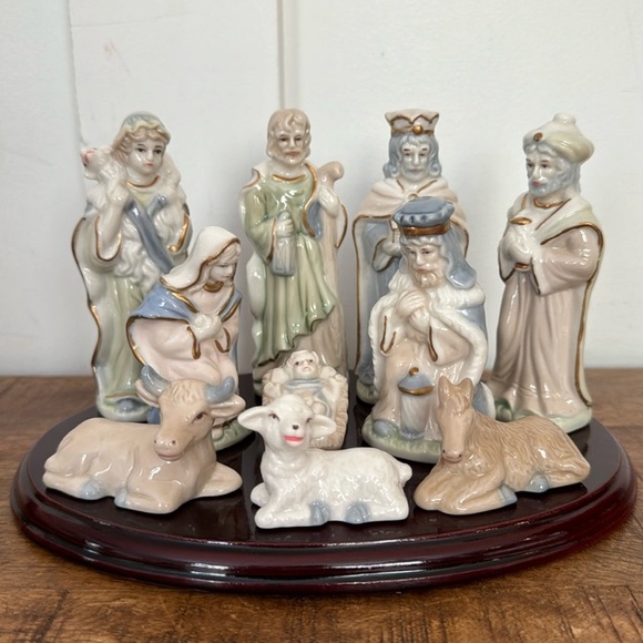Vintage 11 pc Pastel Porcelain Nativity Set With Wood Base - Picture 4 of 5